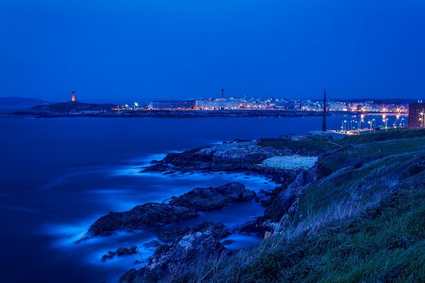 Promenade der spanischen Stadt bei Nacht