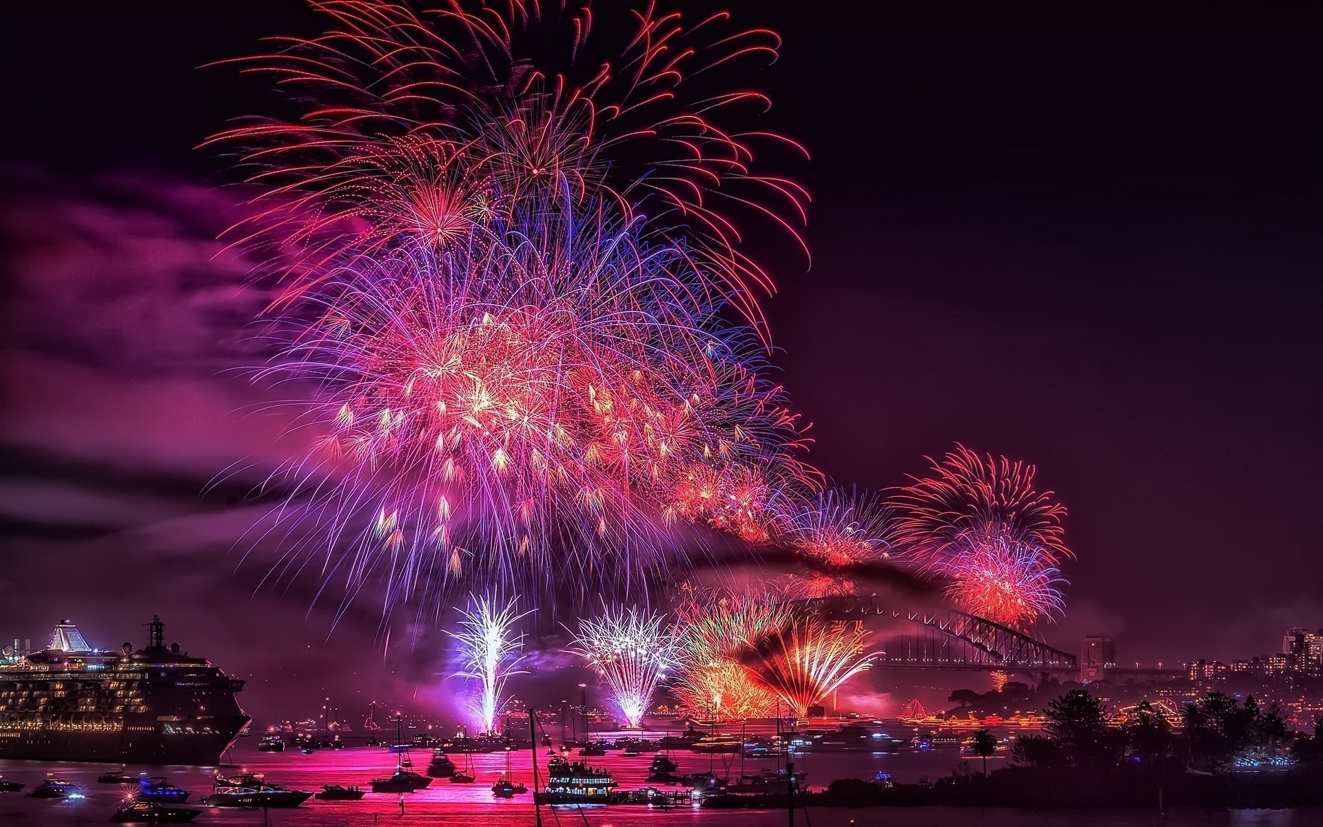 fuegos artificiales noche ciudad