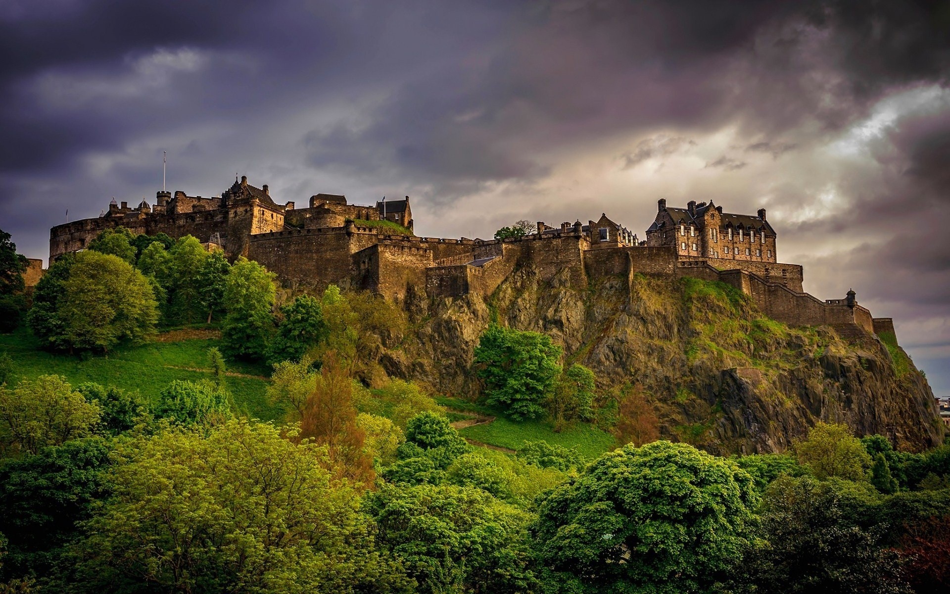 schloss hügel bäume edinburgh