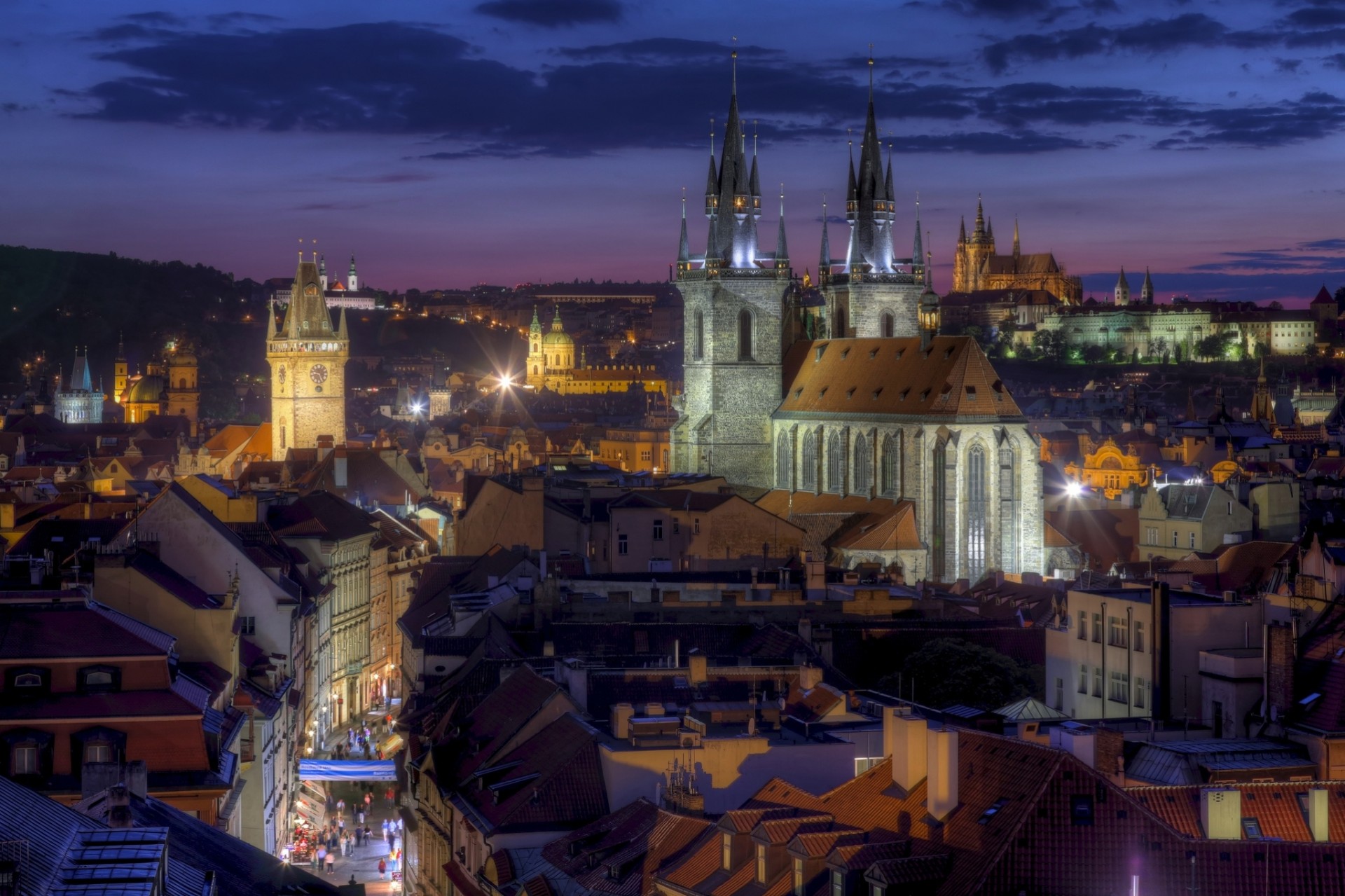 panorama świątynia tyńska budynek dach czechy praga nocne miasto