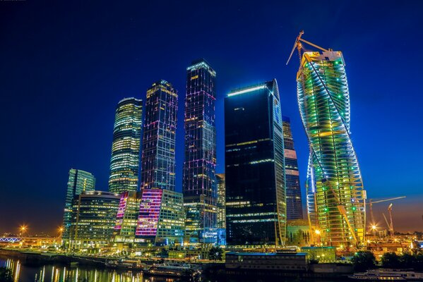 Moscou City dans les lumières de la ville de nuit