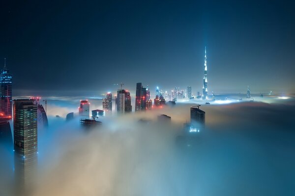 Nebbia notturna a Hong Kong