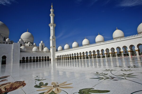 Mezquita De Abu Dhabi. Edificio blanco