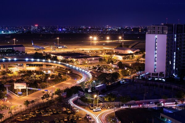 Luce dorata dalle luci della città di notte