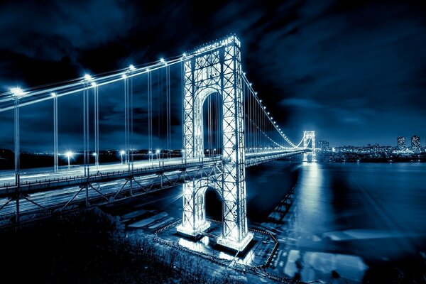 Puente colgante de Manhattan en luces nocturnas