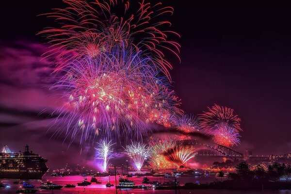 Nachtfeuerwerk in der Stadt