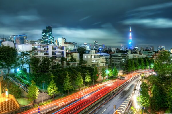 Ciudad japonesa a la luz de los focos