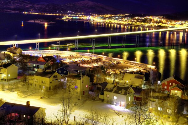 Puente brillante Noruego junto al río nocturno