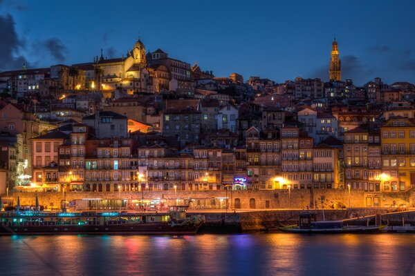 Flussufer in Vila nova de Gaia in der Nacht. nachtgebäude