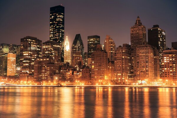 Manhattan. New York. ville de nuit. ville sur la rivière dans la nuit