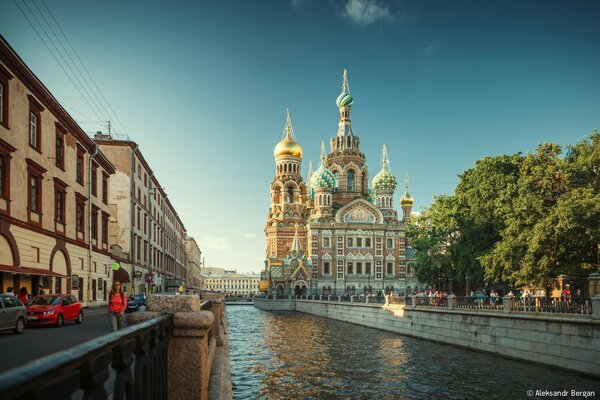 Église Saint-Pétersbourg du Sauveur sur le sang sur les rives de la Neva au coucher du soleil