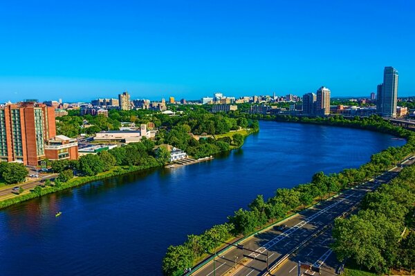 Piękne letnie miasto nad rzeką