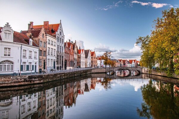 Häuser am Flussufer. belgische Stadt. steinbrücke