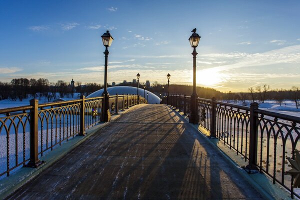 Beau vieux pont en hiver. cirrus