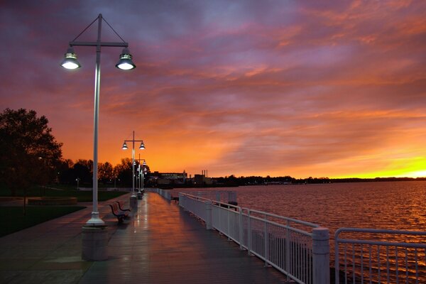 Slotbänke an der Uferpromenade sehen den Sonnenuntergang