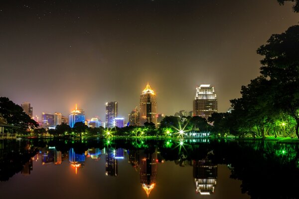 Reflejo de la noche de Tailandia en el lago