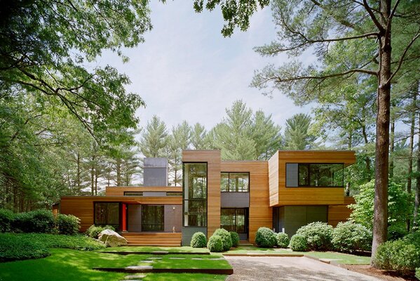 Casa de campo moderna con ventanas panorámicas