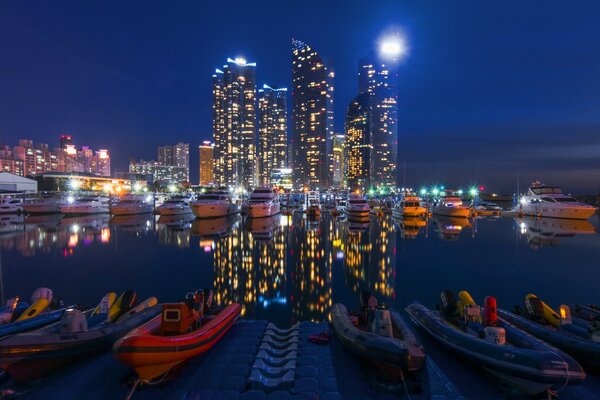 Affascinanti luci del molo notturno