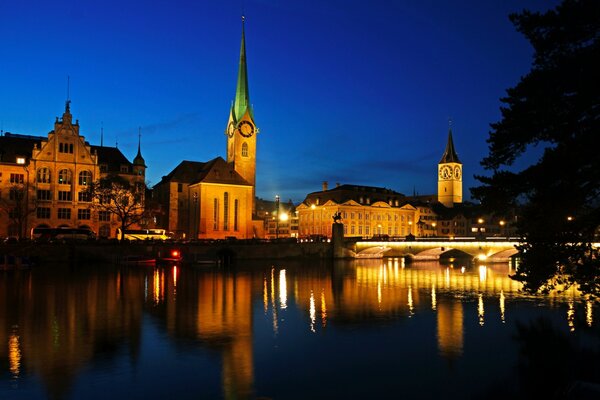 Река в ночи город цюрих в Швейцарии