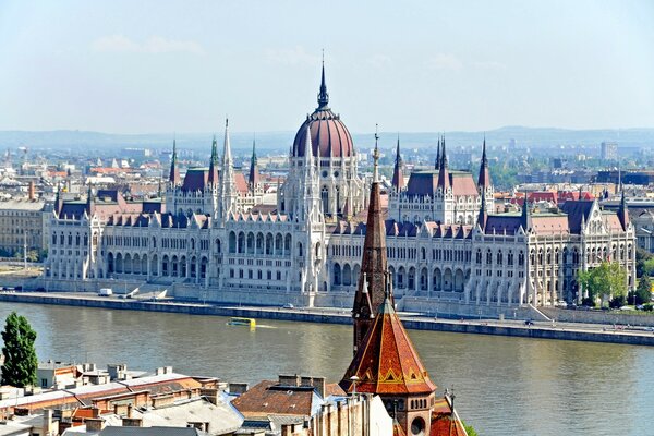 Ungarn Stadt am Wasser schöne Häuser und Wolken