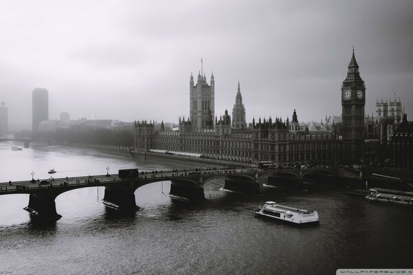 Londra nebbiosa in bianco e nero