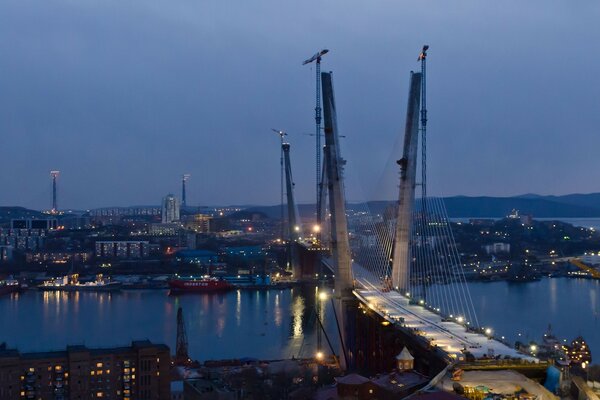 Nachtbrücke in der Stadt am Flussufer