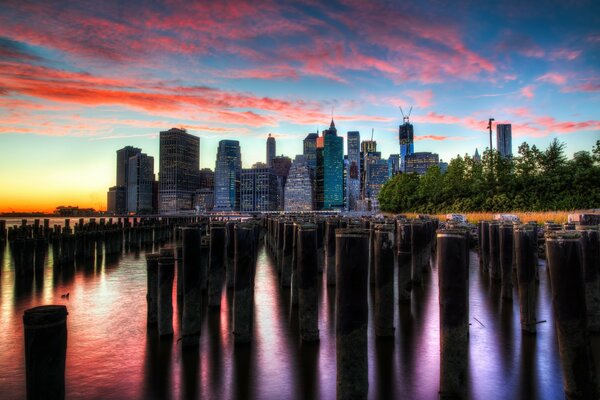 Grattacieli di New York sullo sfondo del fiume al tramonto