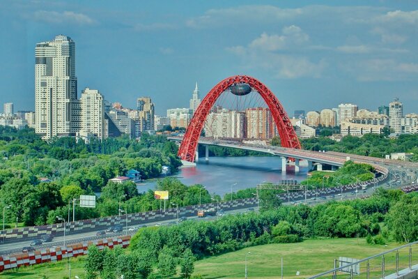 Die Moskauer Brücke mit der langen Straße