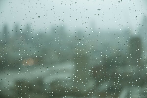 Gouttes de pluie sur le verre