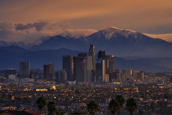 Eine Stadt inmitten der Berge in Los Angeles