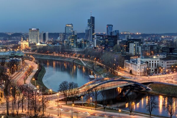 Paseo nocturno de la ciudad de Vilnius