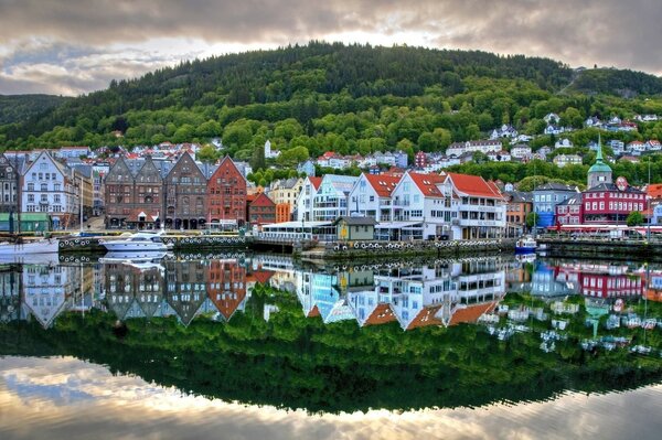 Quai de Norvège près de la ville et de la forêt au coucher du soleil