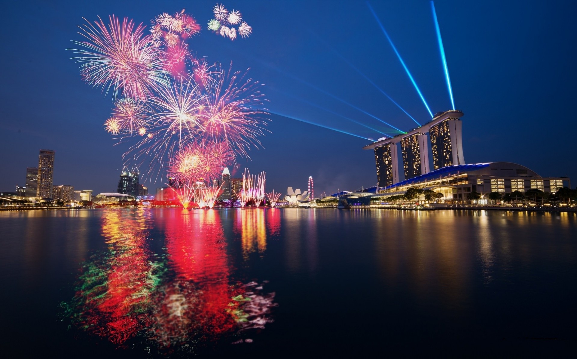 nacht feuerwerk wasser singapur marina bay sand