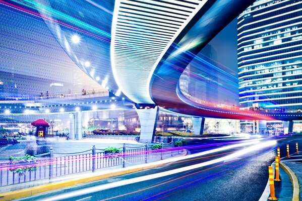 Trafic dans la ville de nuit