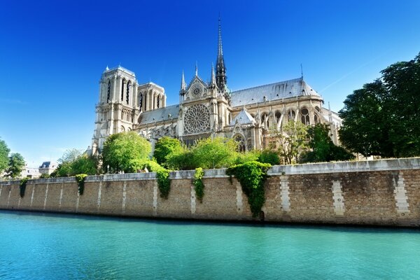 Château au-dessus de la rivière. Univers parisien