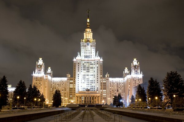 Здание МГУ ночью зимой в Москве