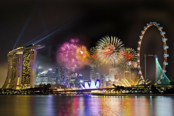 Fuochi d artificio sullo sfondo della ruota panoramica a Singapore