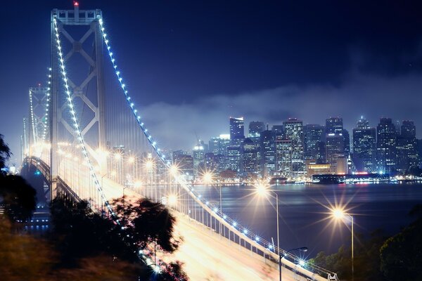 Pont légendaire dans la nuit de San Francisco