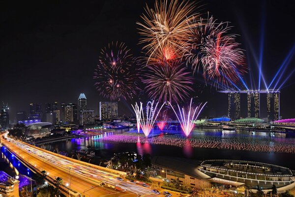 Silvesterfeuerwerk in der Nacht von Singapur