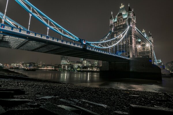 Ночной мост в Лондоне через реку