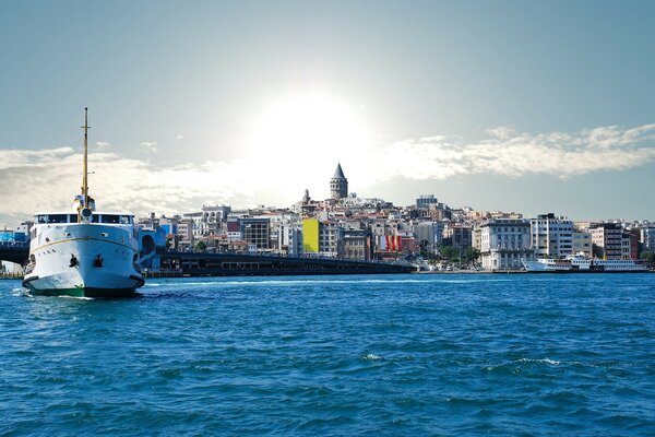 Voyage en Turquie croisière sur un bateau blanc comme neige