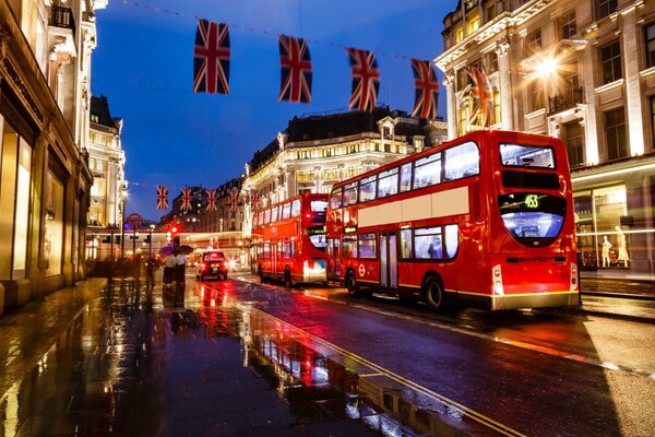 Londra notte autobus rosso e luci brillanti