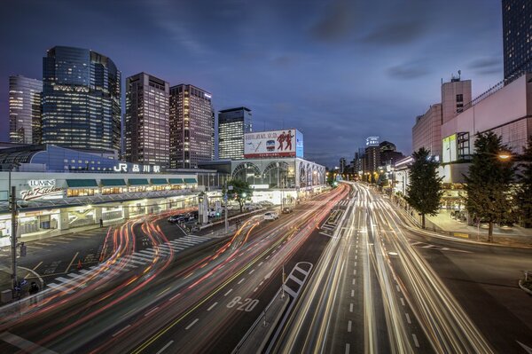 Japonia Tokio metropolia w nocy i jasne światła maszyn