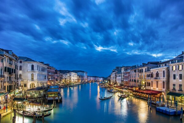 Bellissimo cielo notturno di Venezia. Luci della città notturna