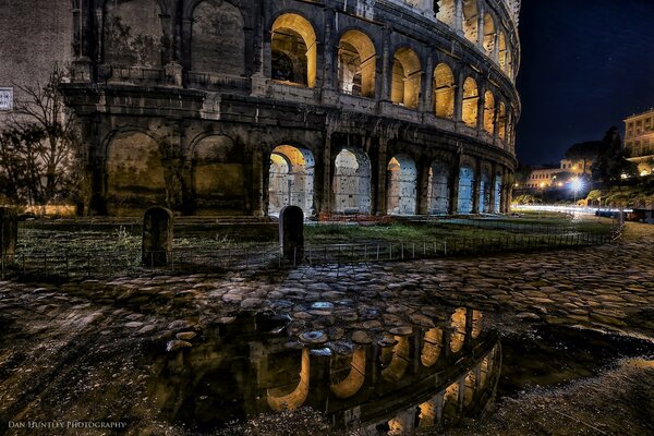 El Coliseo de Roma en la noche