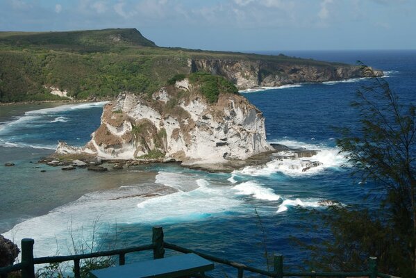 Hermoso paisaje de rocas en la orilla del mar