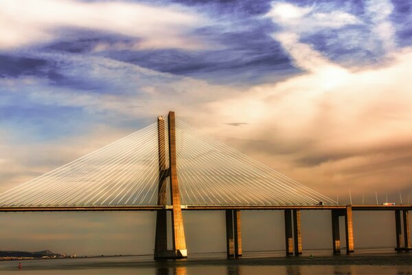 Portugiesische Brücke unter blauem Himmel
