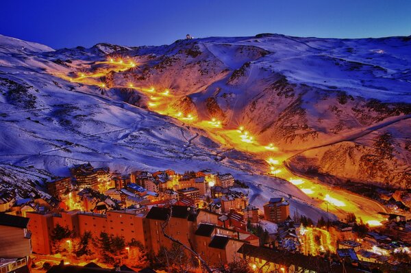 Ночная зимняя Испания горы и яркие огни города