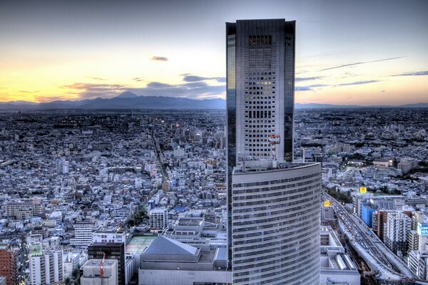 Città grigia durante il tramonto