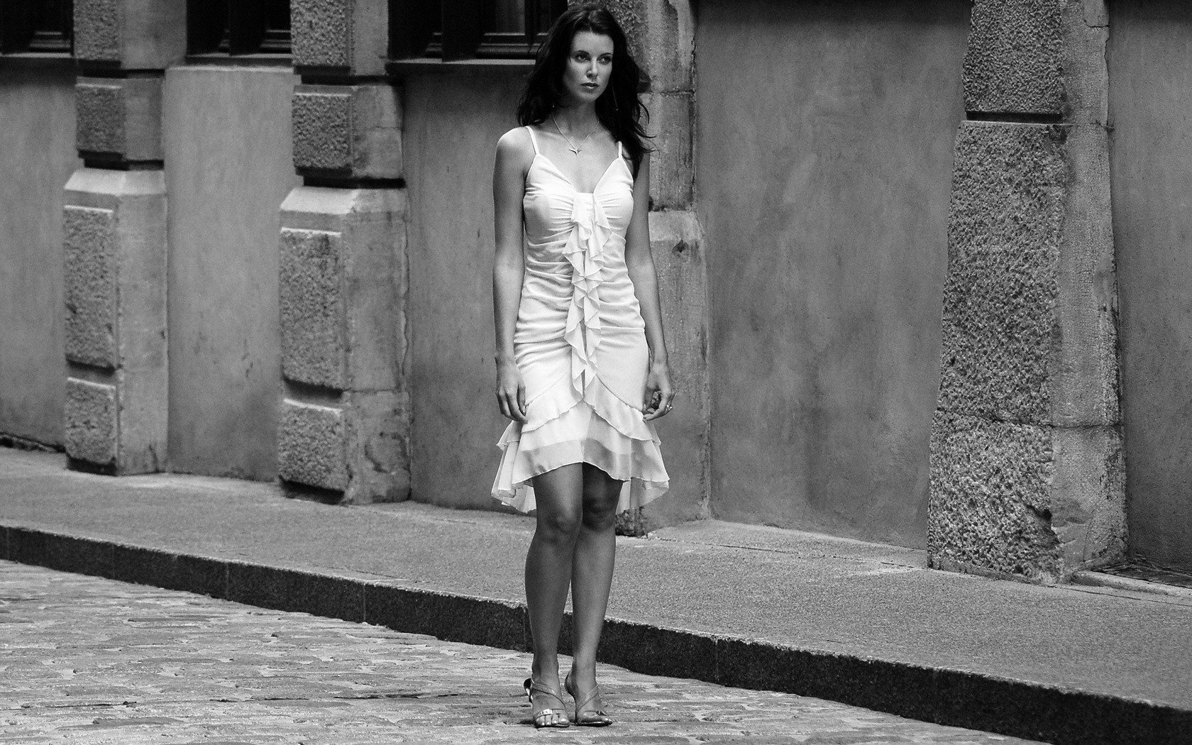 ragazza solitaria strada passeggiata abito bianco foto in bianco e nero ragazze ragazza donne